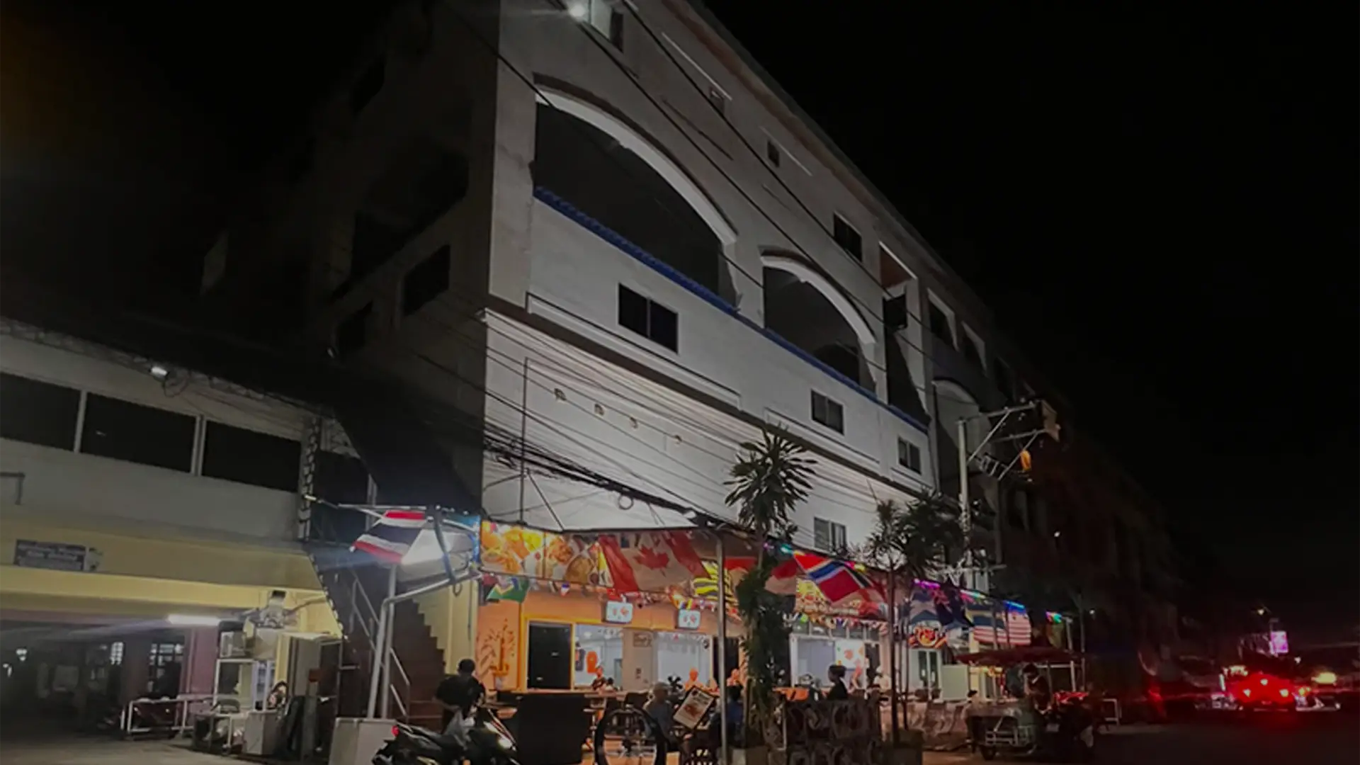 Golden View Pattaya apartments night view