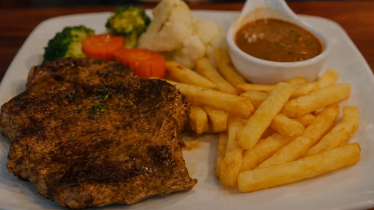 Golden View Pattaya Kitchen and Bar food